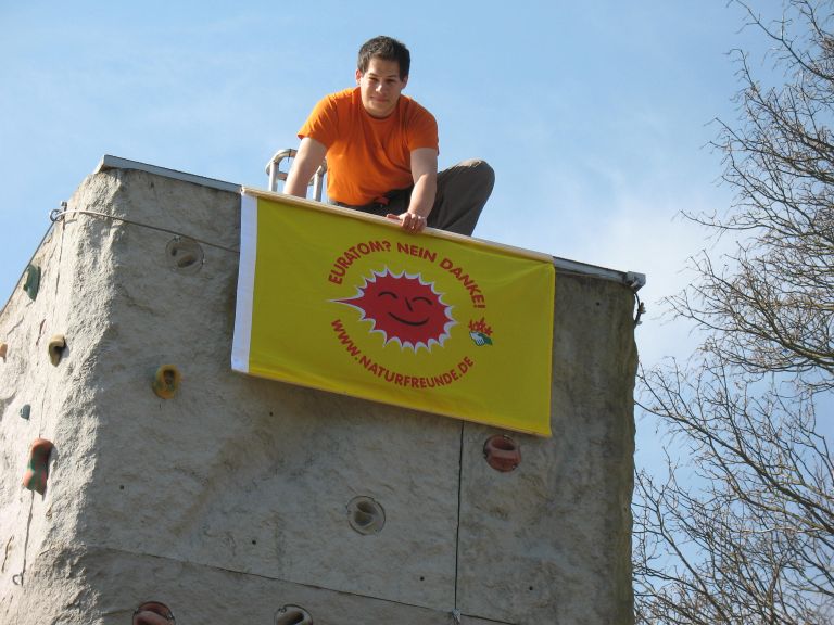 Kletterturm mit Fabian mit Euratom-Banner