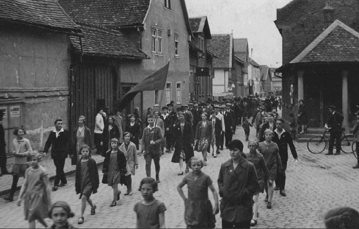 Umzug zur Hauseinweihung